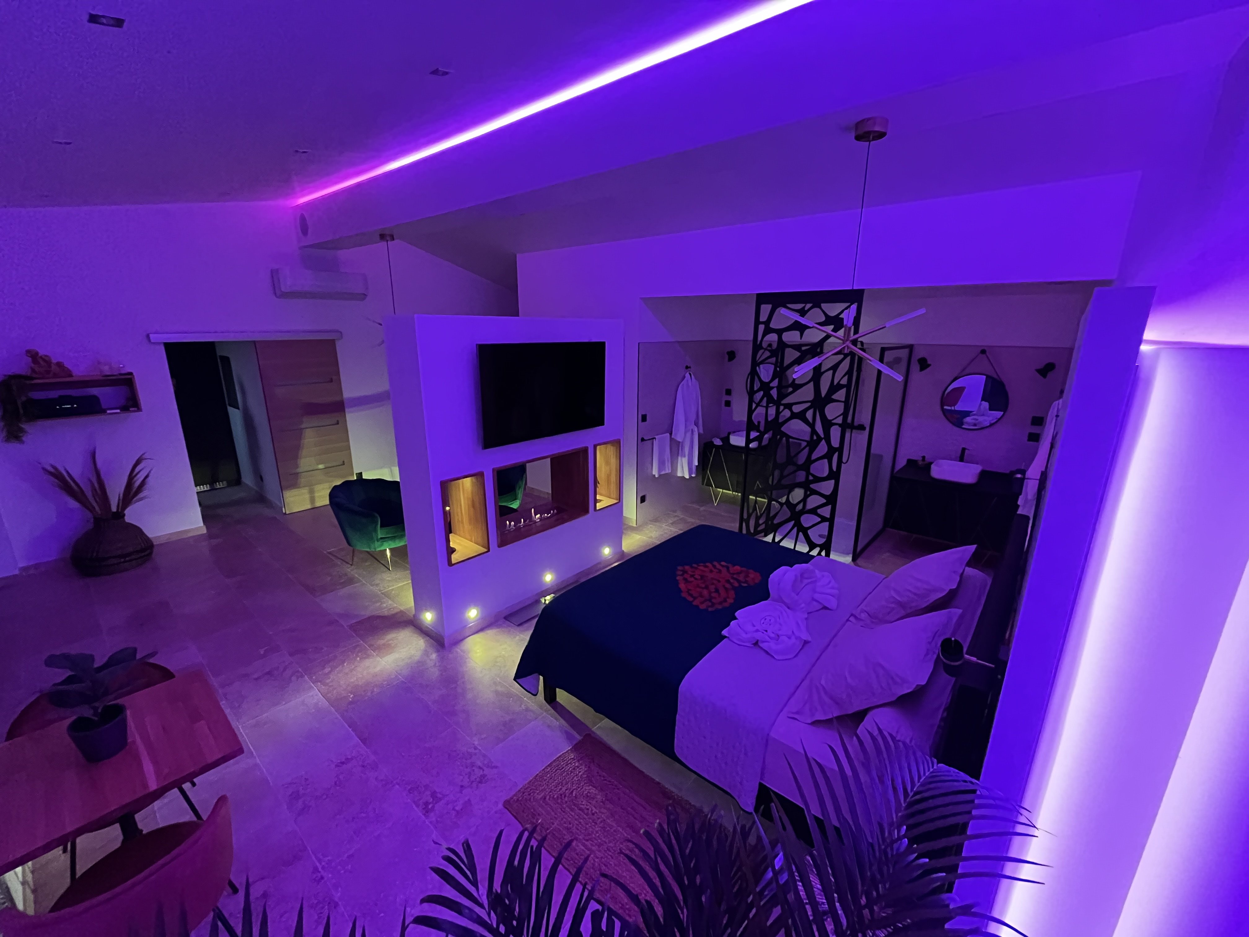 Le Vertu'Ose - Love Room avec spa et piscine privative, chambre, by Edenight