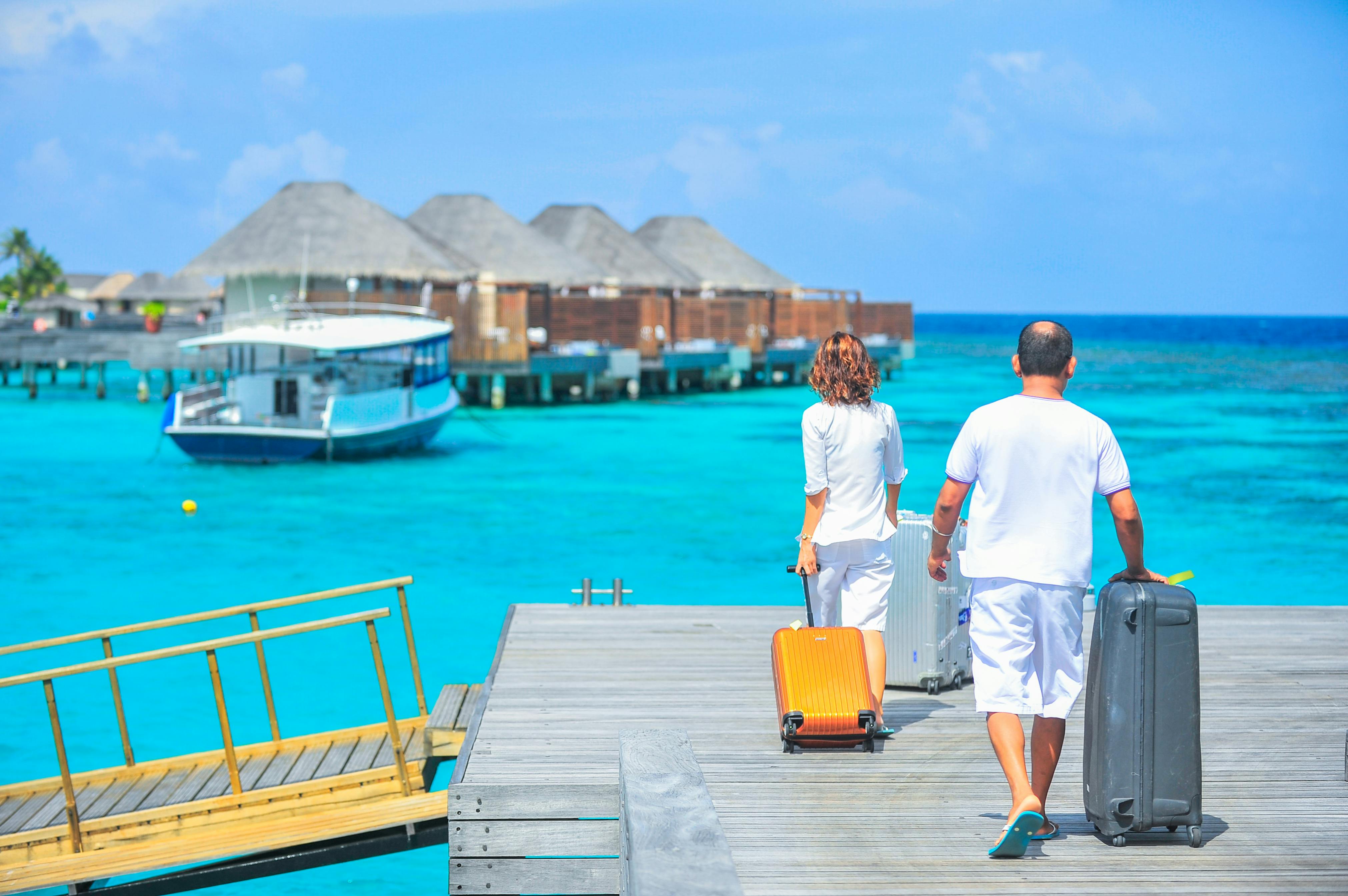 Couple qui part en vacances en séjour libertin