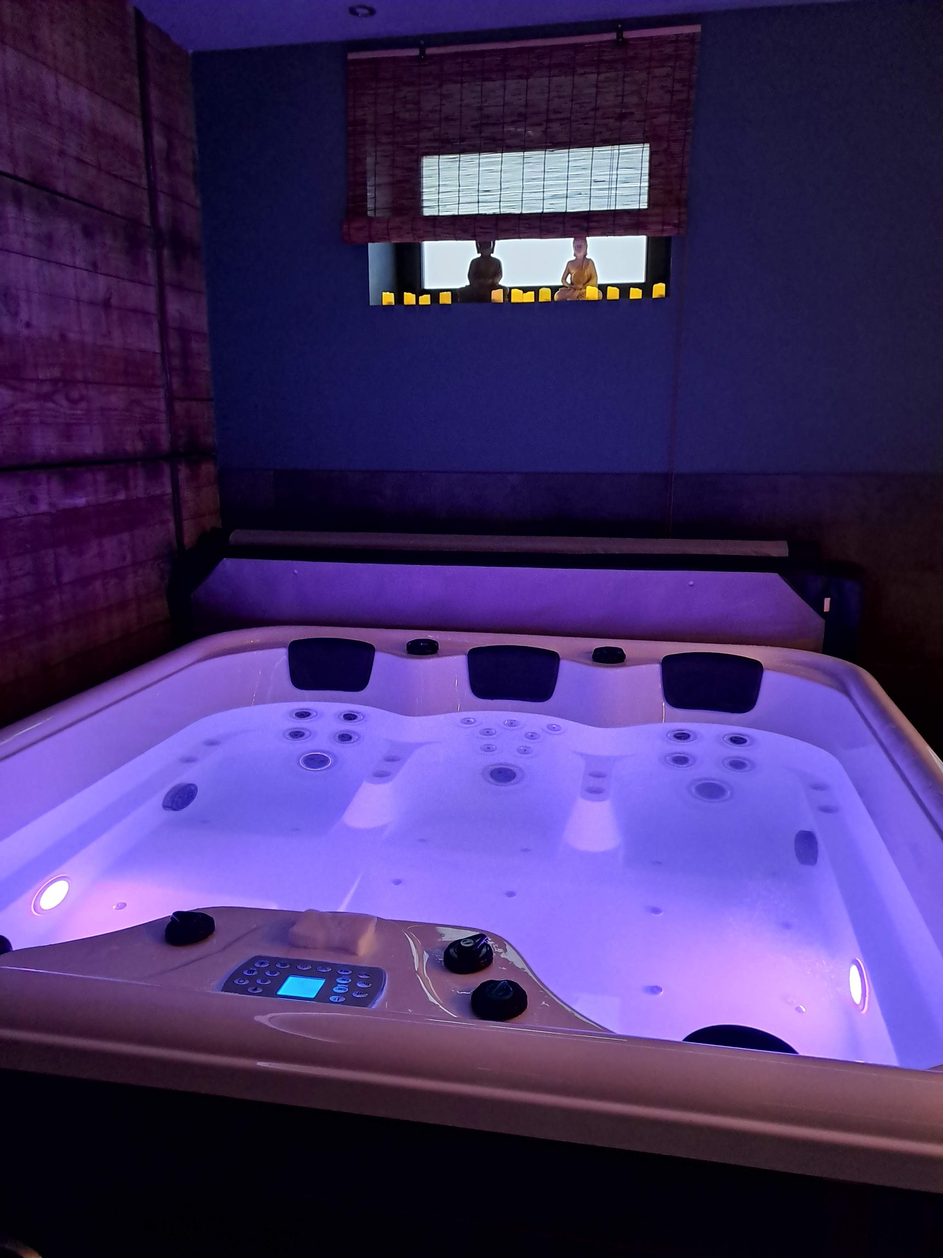 La Folie 20 Spa Jacuzzi pour 4 personnes by Edenight