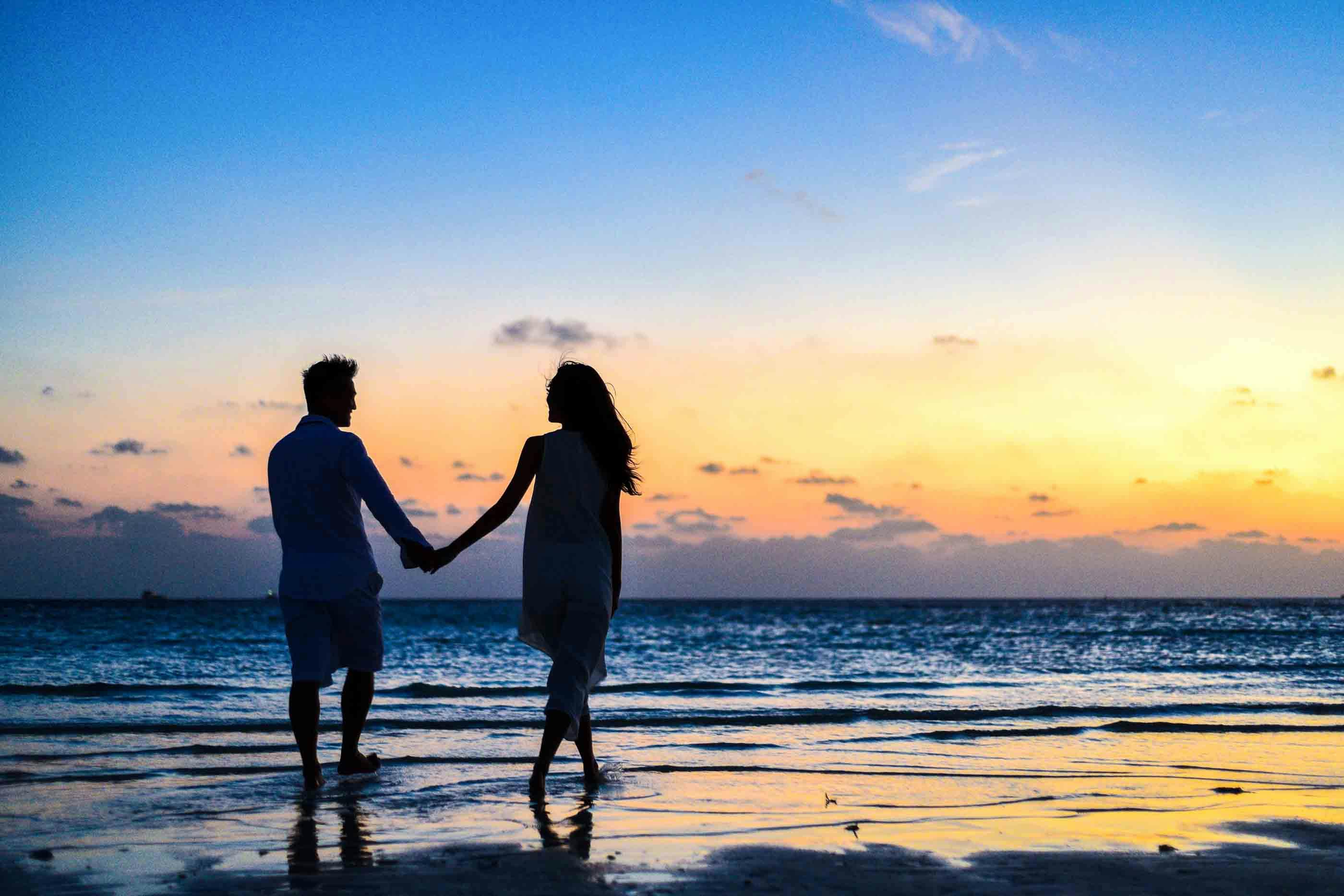 Un coiple sur la plage lors d'un week-end romantique