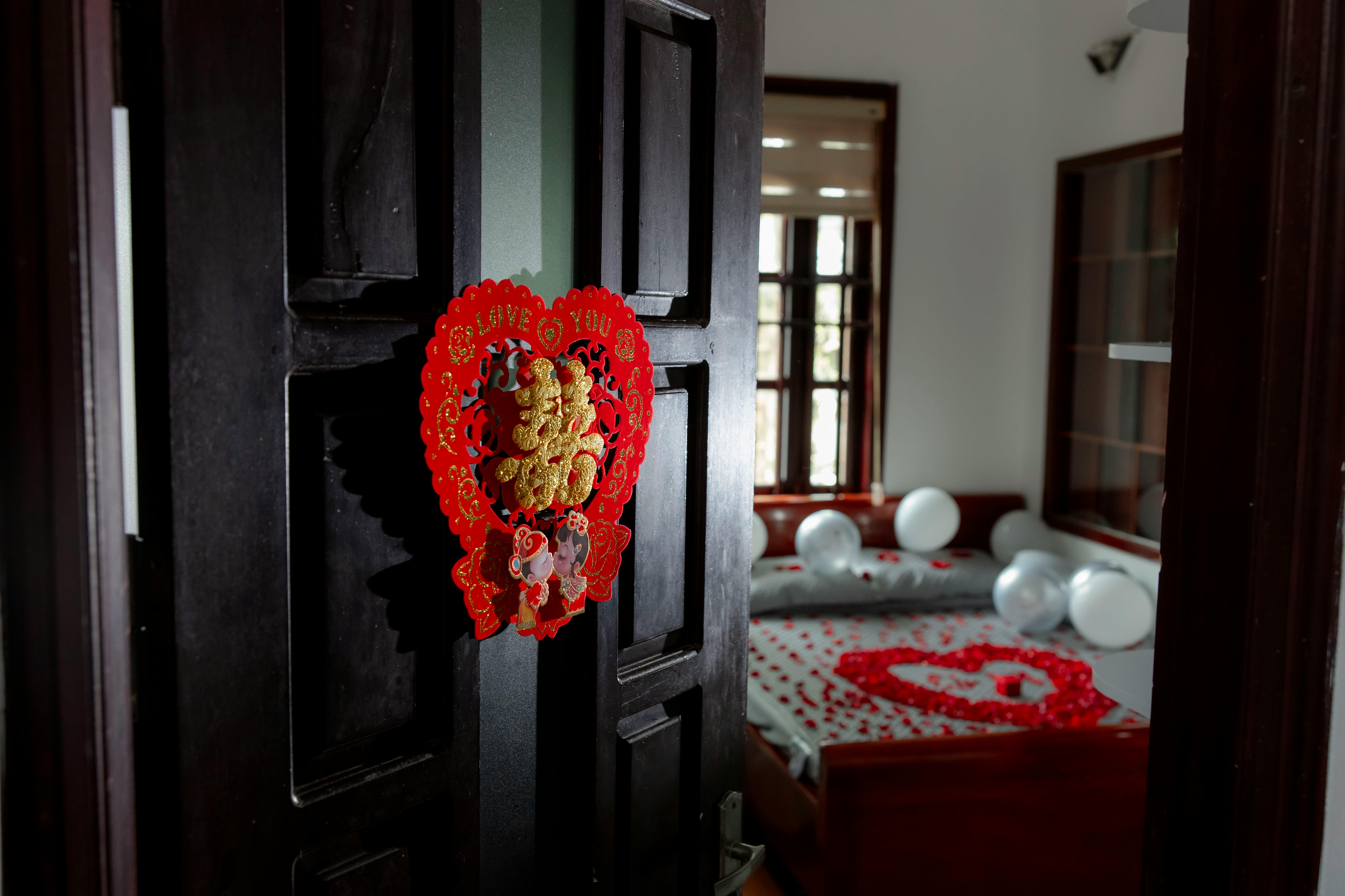 Chambre romantique ou love rooms avec pétales de fleurs